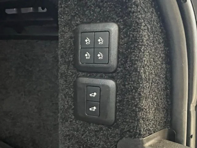 Used 2018 White Land Rover HSE image 26
