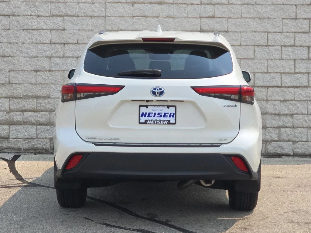 Used 2021  Toyota XLE image 12