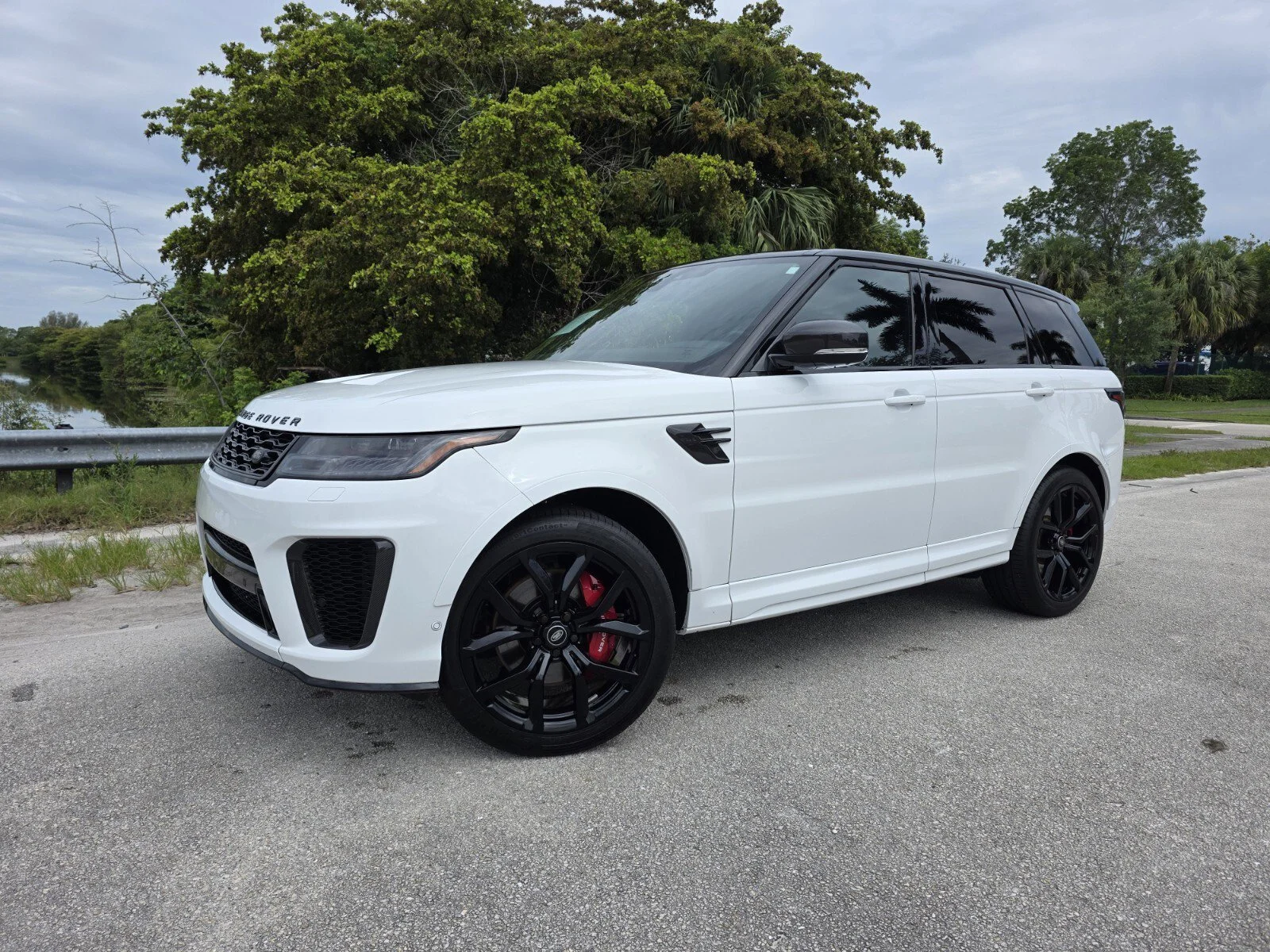 Certified Used 2022 Fuji White Land Rover SVR image 1