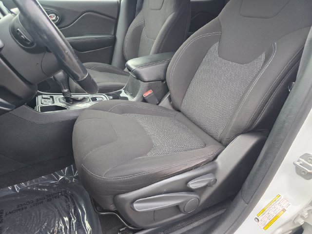 Used 2020 Bright White Clearcoat Jeep Latitude image 5