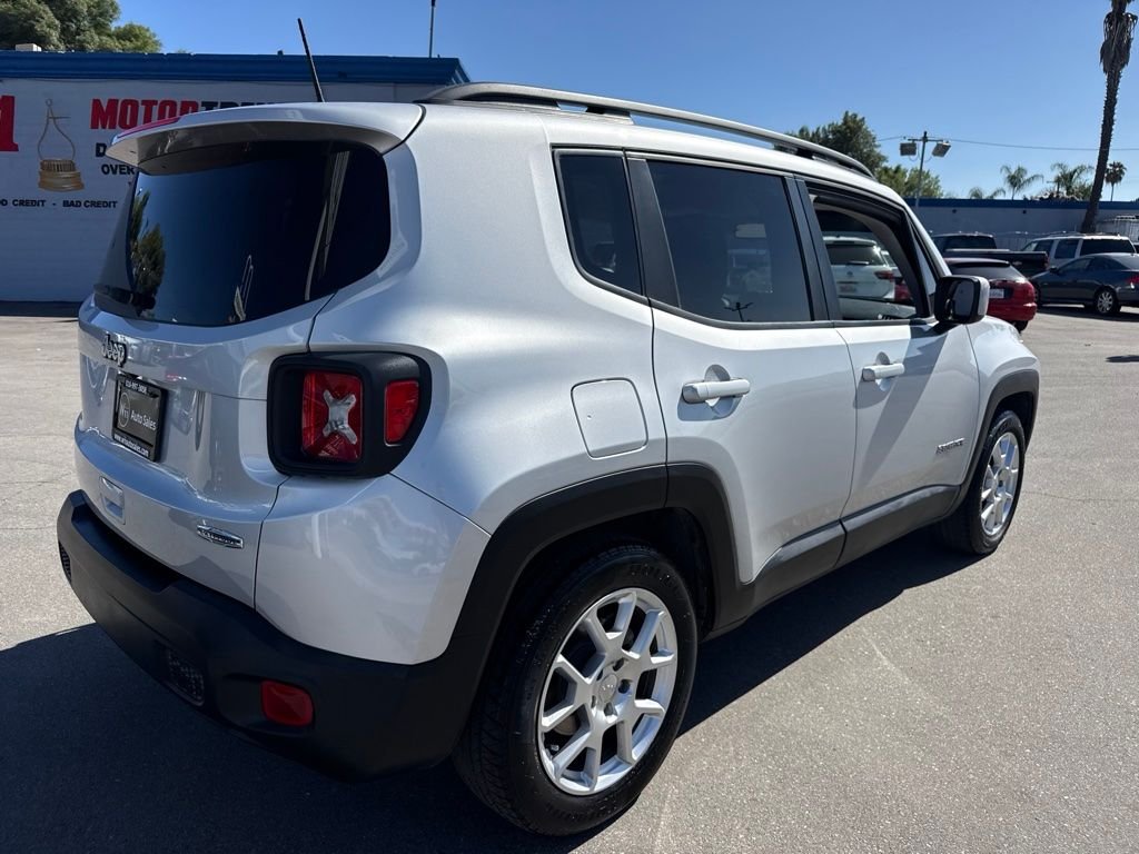 Used 2020 Silver Jeep Latitude image 3