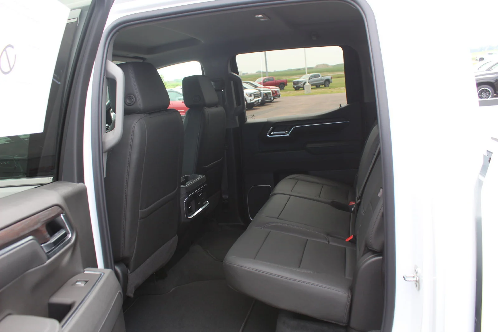 2026 GMC Sierra 1500 SLT - Photo 9