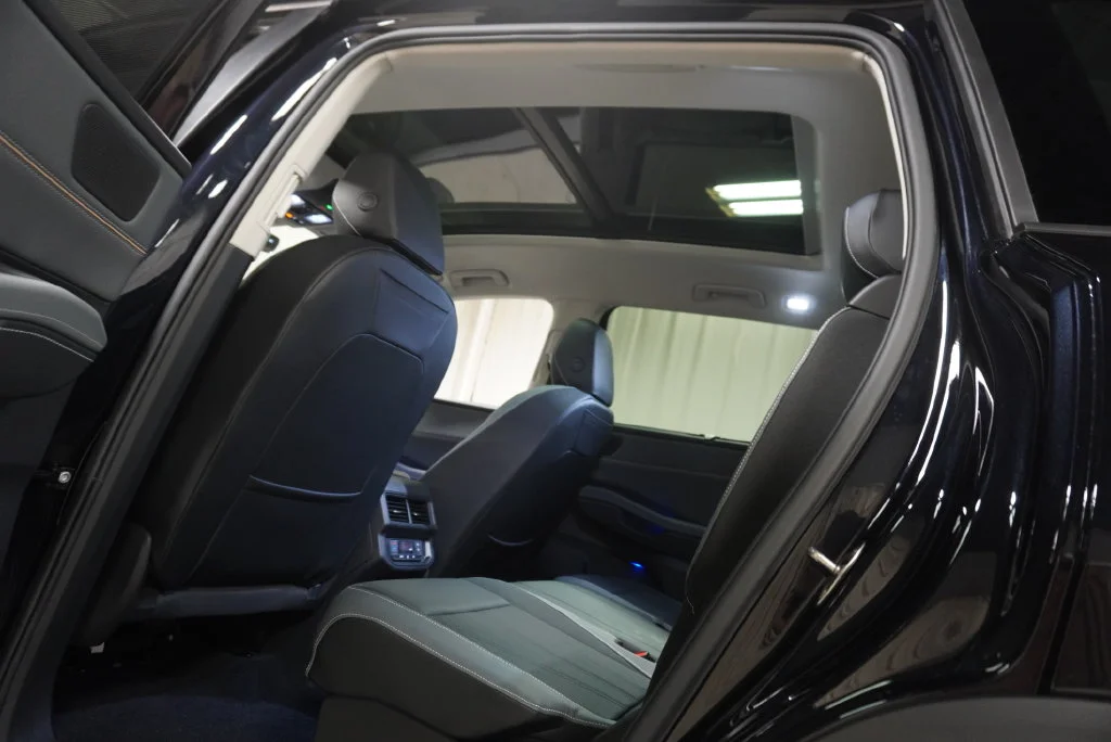 New 2027 Deep Black Volkswagen SE w/Technology image 30