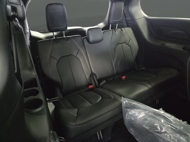 New 2026 Bright White Clear-Coat Exterior Paint Chrysler Select image 35