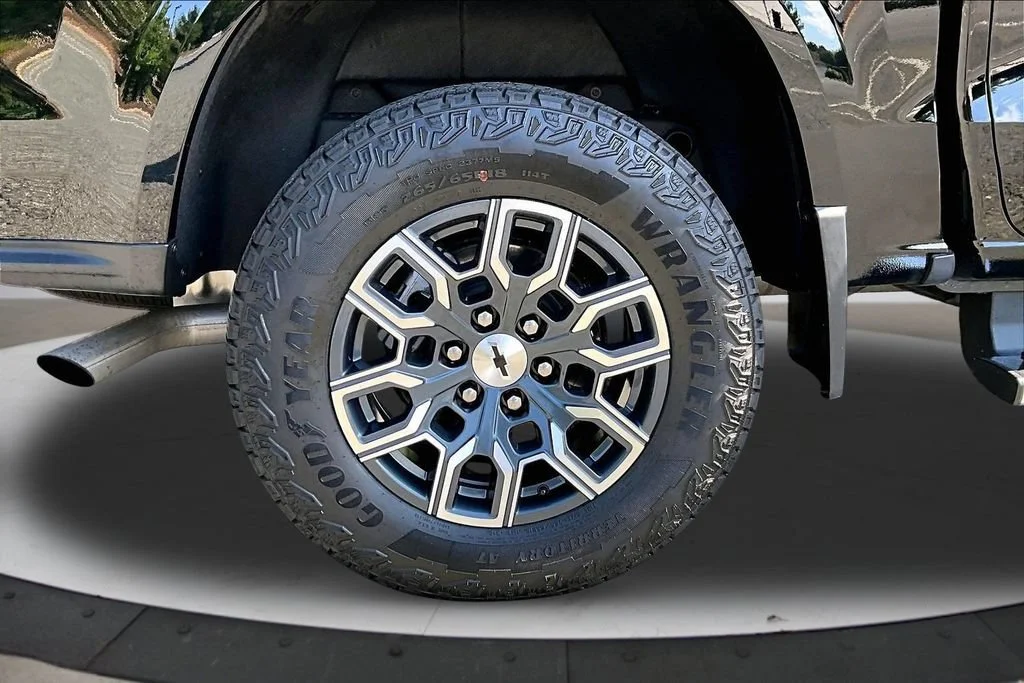 Used 2025 Black Chevrolet Z71 image 37