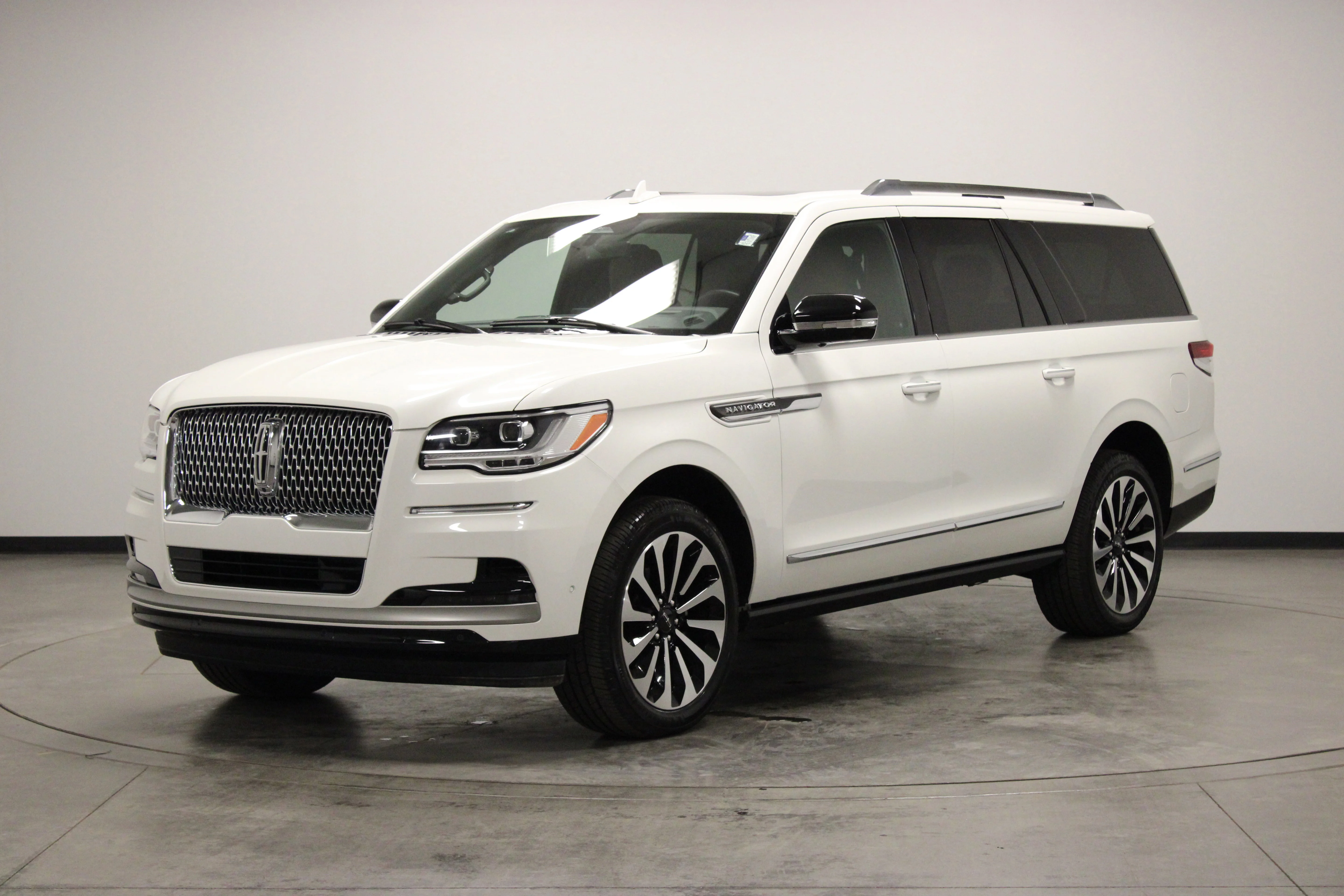Used 2024 White Metallic Lincoln Reserve image 4