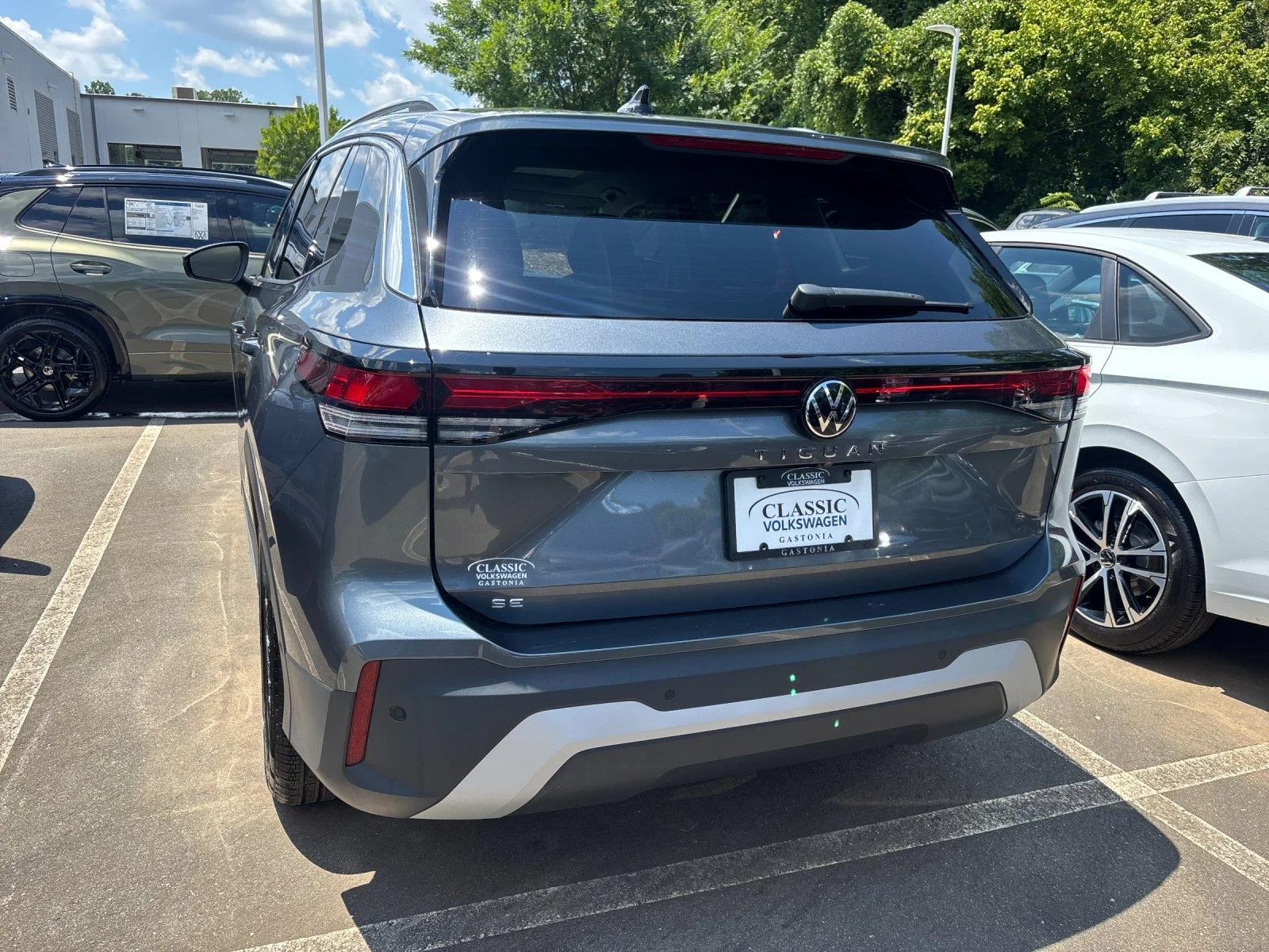 New 2026 platinum gray metallic Volkswagen SE image 4