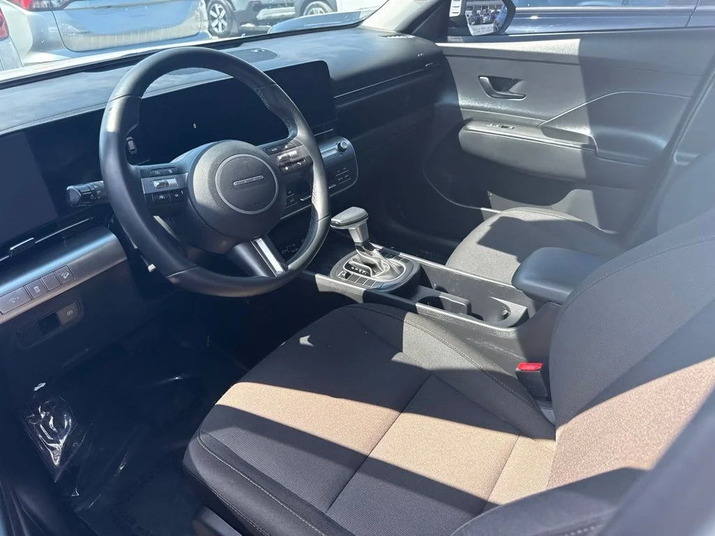 Used 2025 White Hyundai SEL image 3