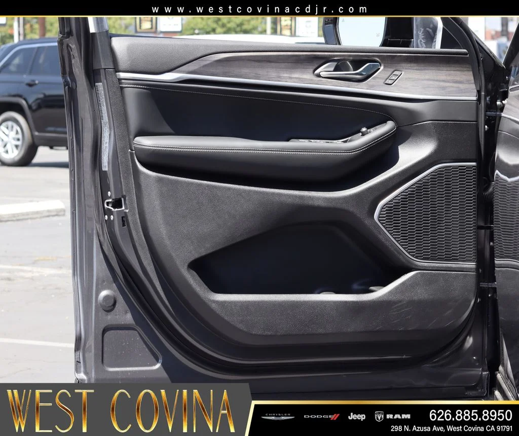 New 2026 Baltic Gray Metallic Clear-Coat Exterior Paint Jeep Limited Reserve image 11