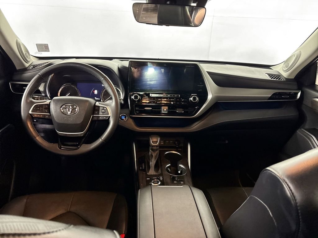 Used 2022 Gray Toyota Platinum image 12