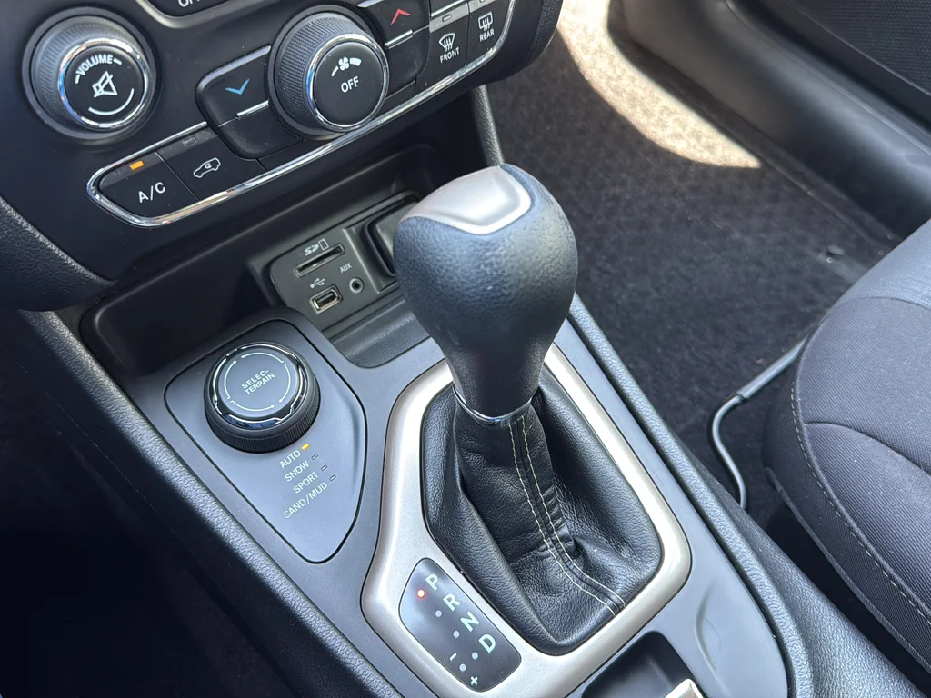 Used 2017 Red Jeep Latitude image 39
