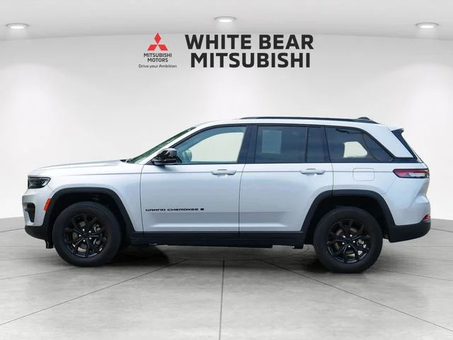 Used 2024 Silver Jeep Altitude image 3