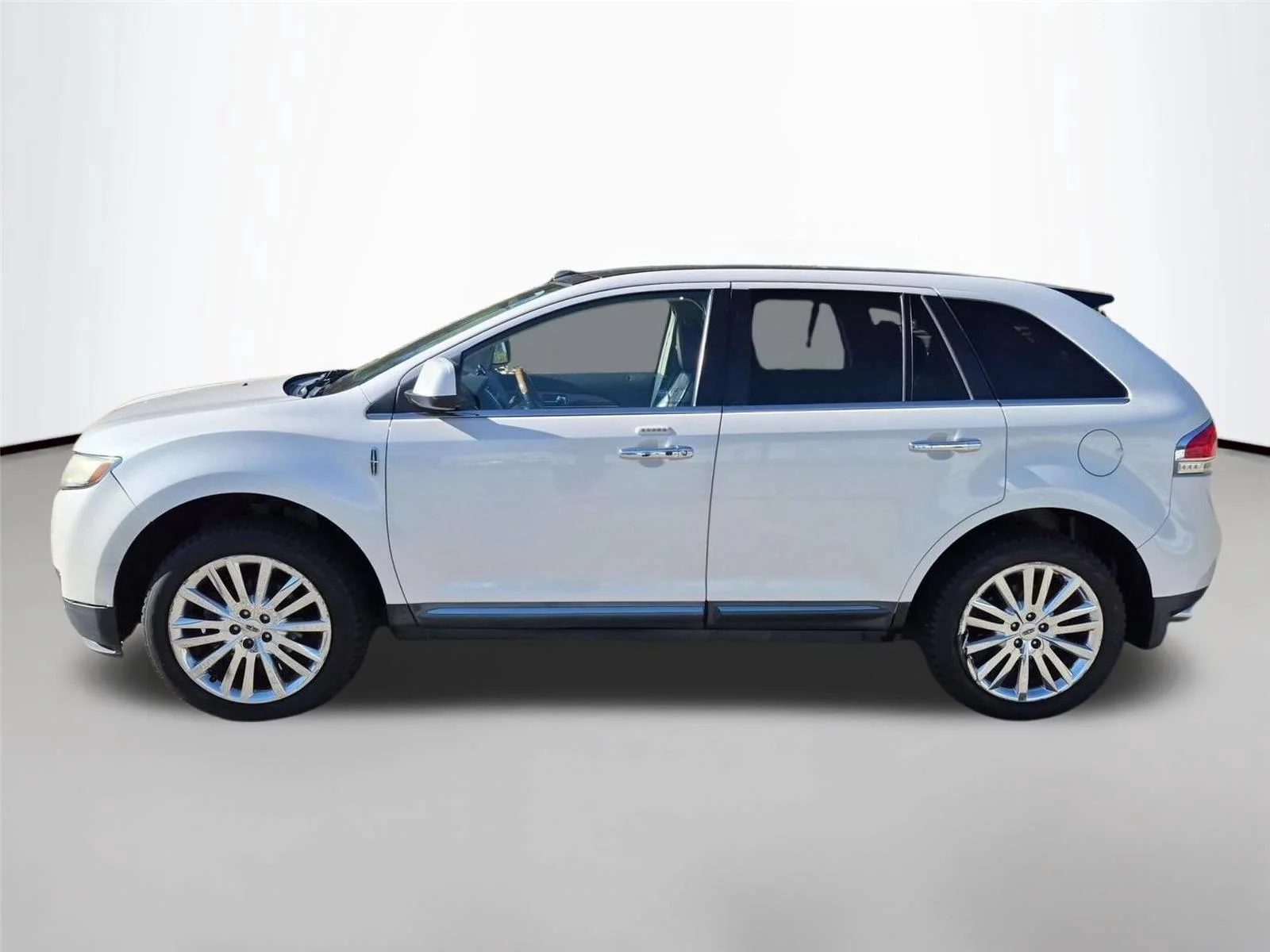 Used 2011 WHITE PLATINUM METALLIC TRI-COAT LINCOLN  image 2