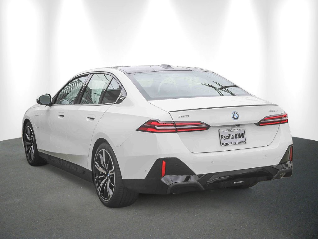 New 2027 Alpine White BMW 550e xDrive image 4