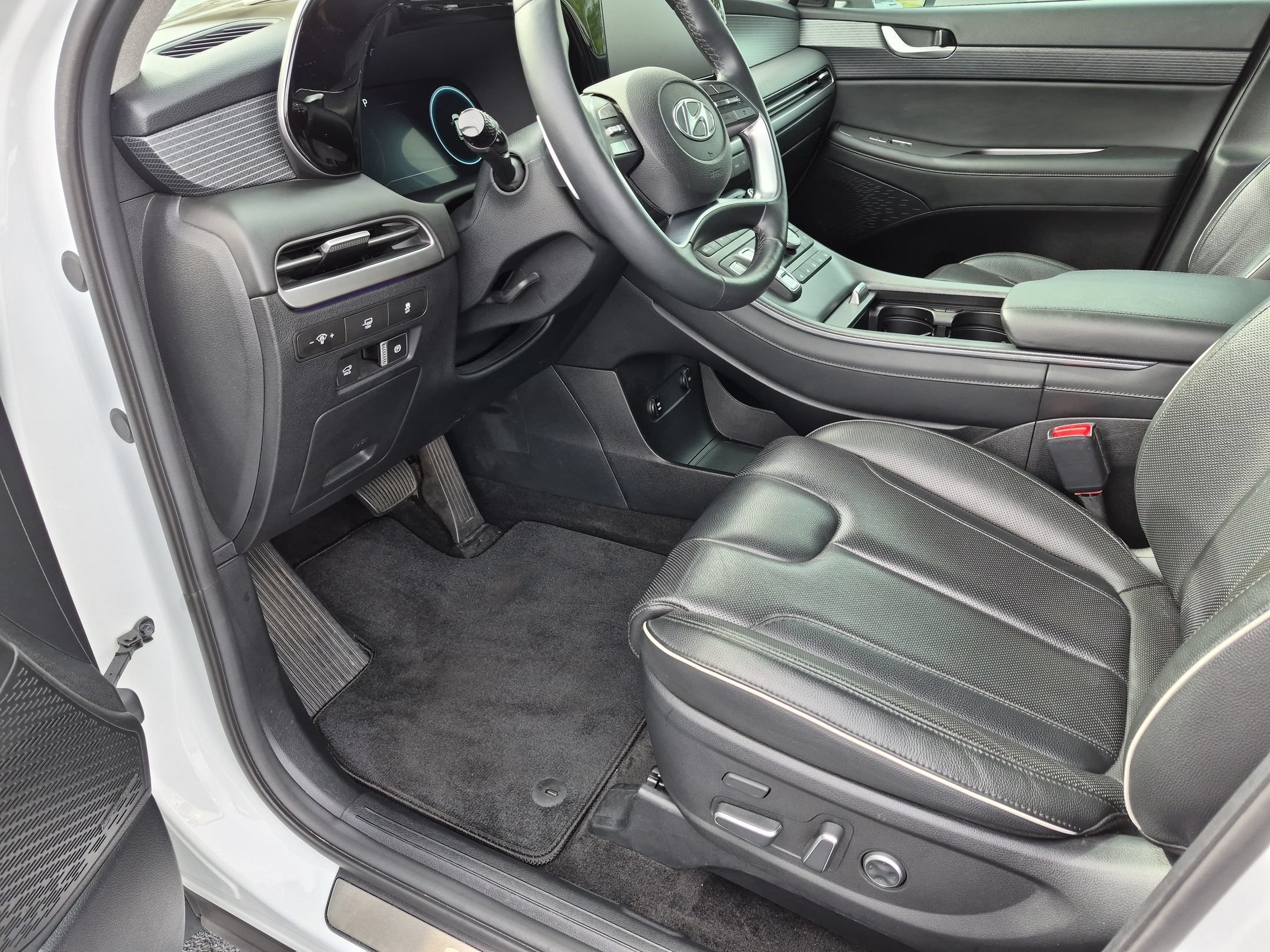 Used 2025 Hyper White Hyundai Limited image 15