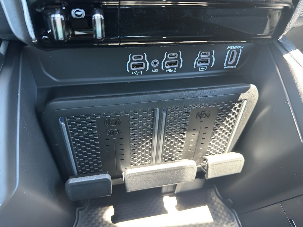 New 2026 Granite Crystal Metallic Clear-Coat Exterior Paint RAM Laramie Hemi 4x4 Crew Cab image 25