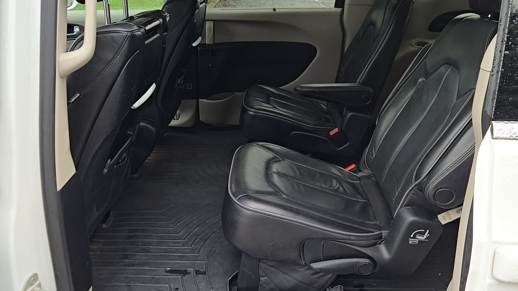 Used 2018 White Chrysler Limited image 18