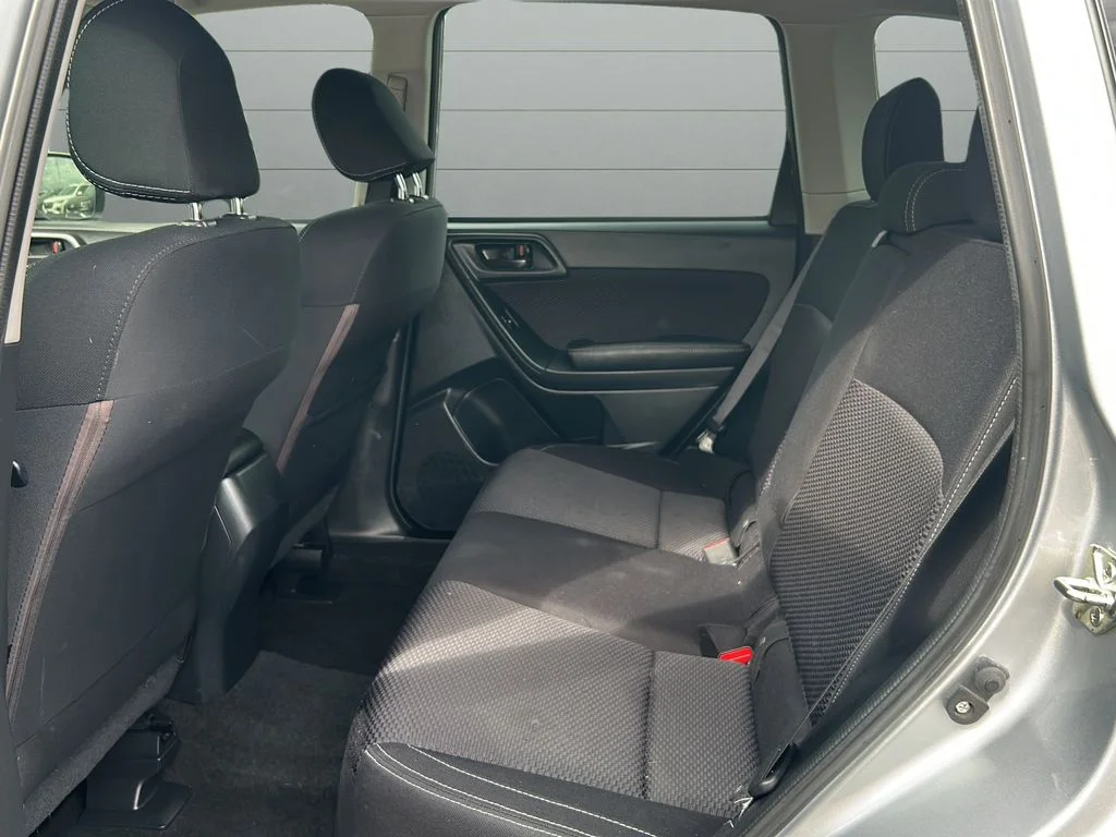 Used 2018 Silver Subaru 2.5i Premium image 11