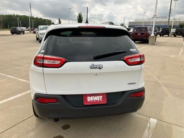 Certified Used 2017 Bright White Clearcoat Jeep Latitude image 6