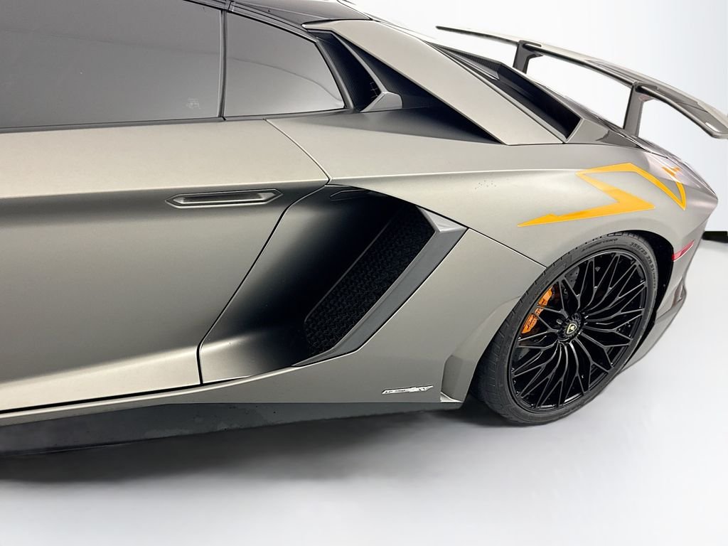 Used 2017  Lamborghini  image 26