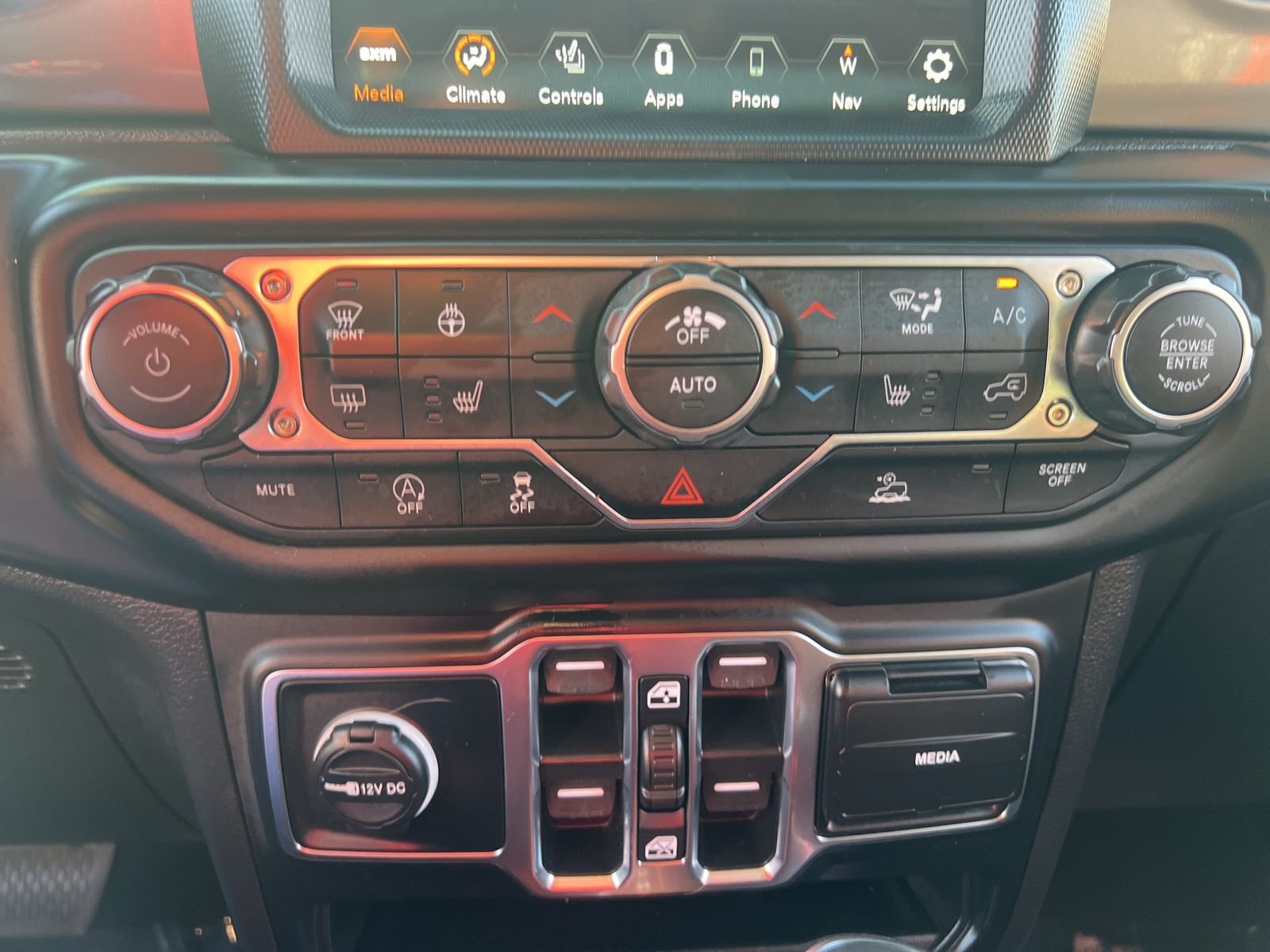 Used 2023  Jeep Sahara image 18