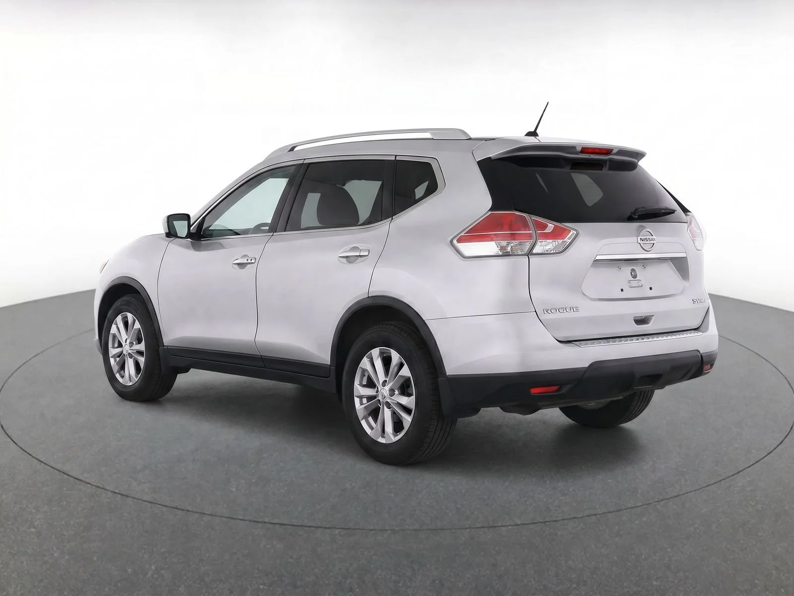 Used 2015 Brilliant Silver Nissan SV image 4