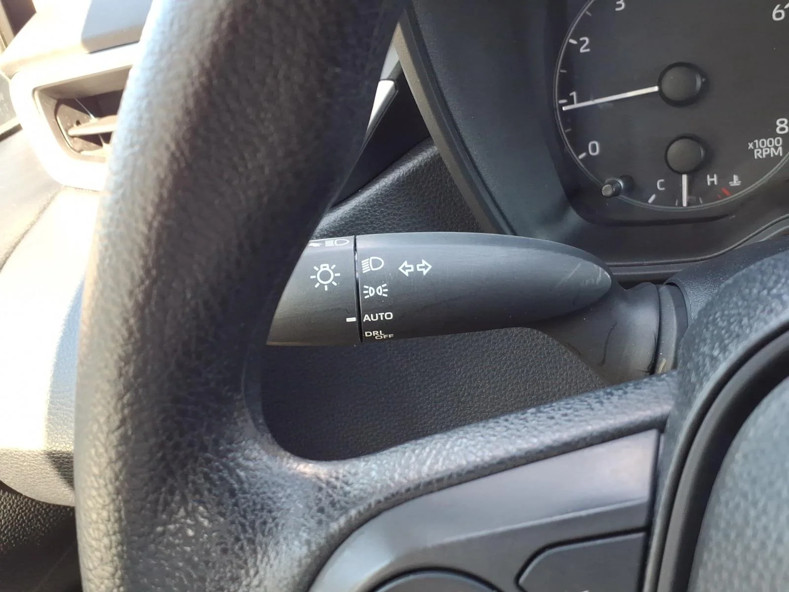 Used 2025 Wind Chill Pearl Toyota LE image 25