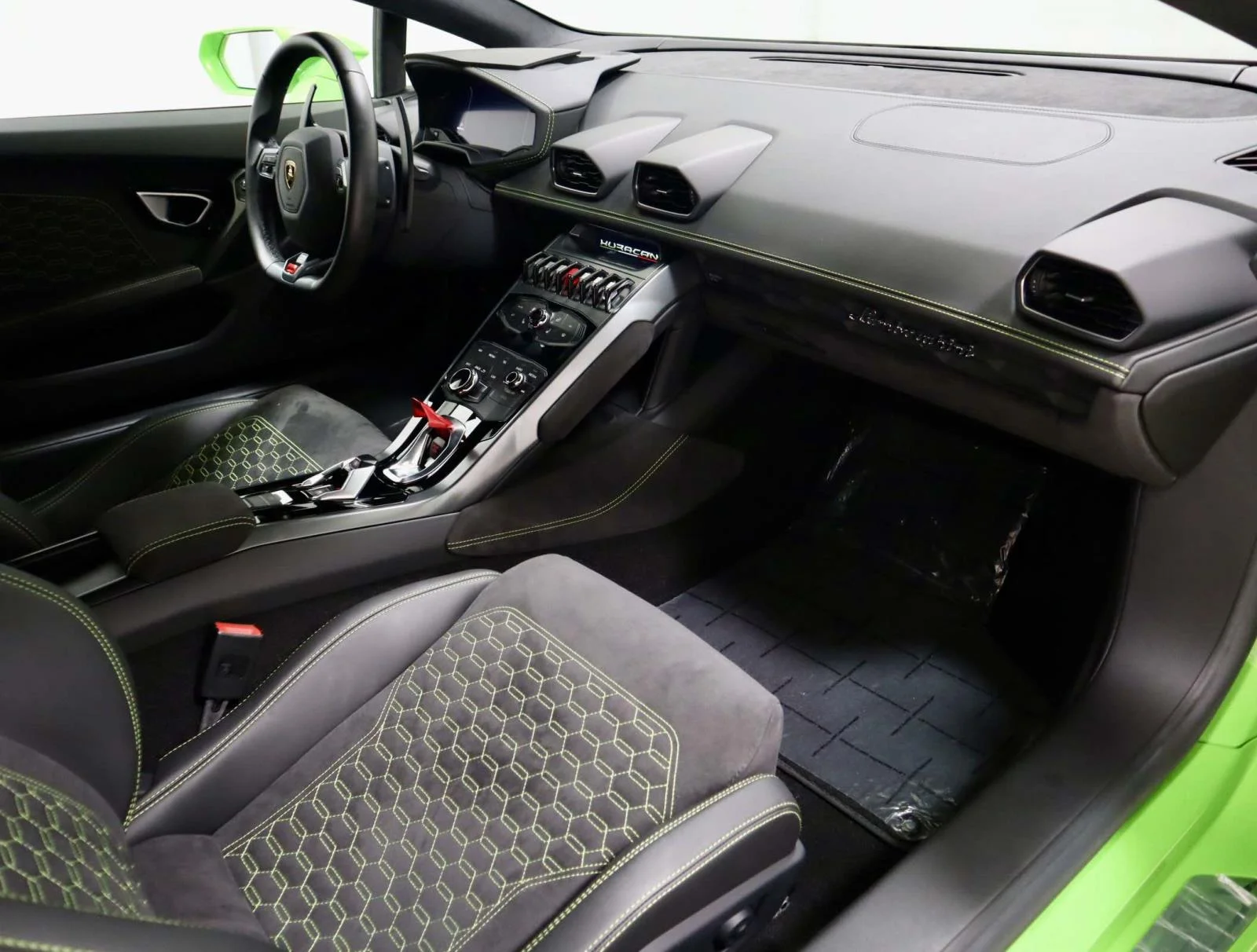 Used 2018 Verde Mantis Pearl Effect Lamborghini RWD Coupe image 13