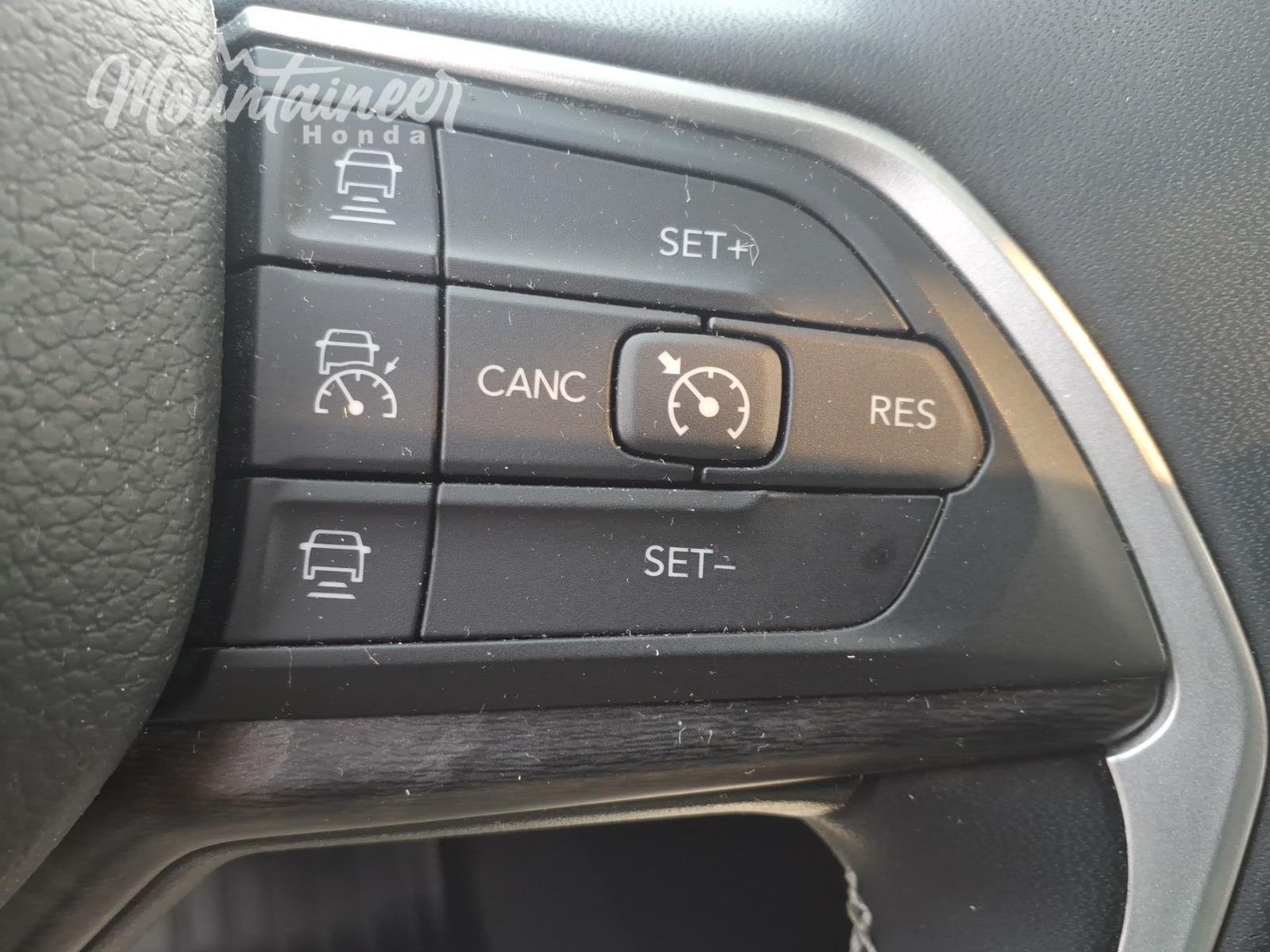 Used 2023 Diamond Black Crystal Pearlcoat Jeep Limited image 27