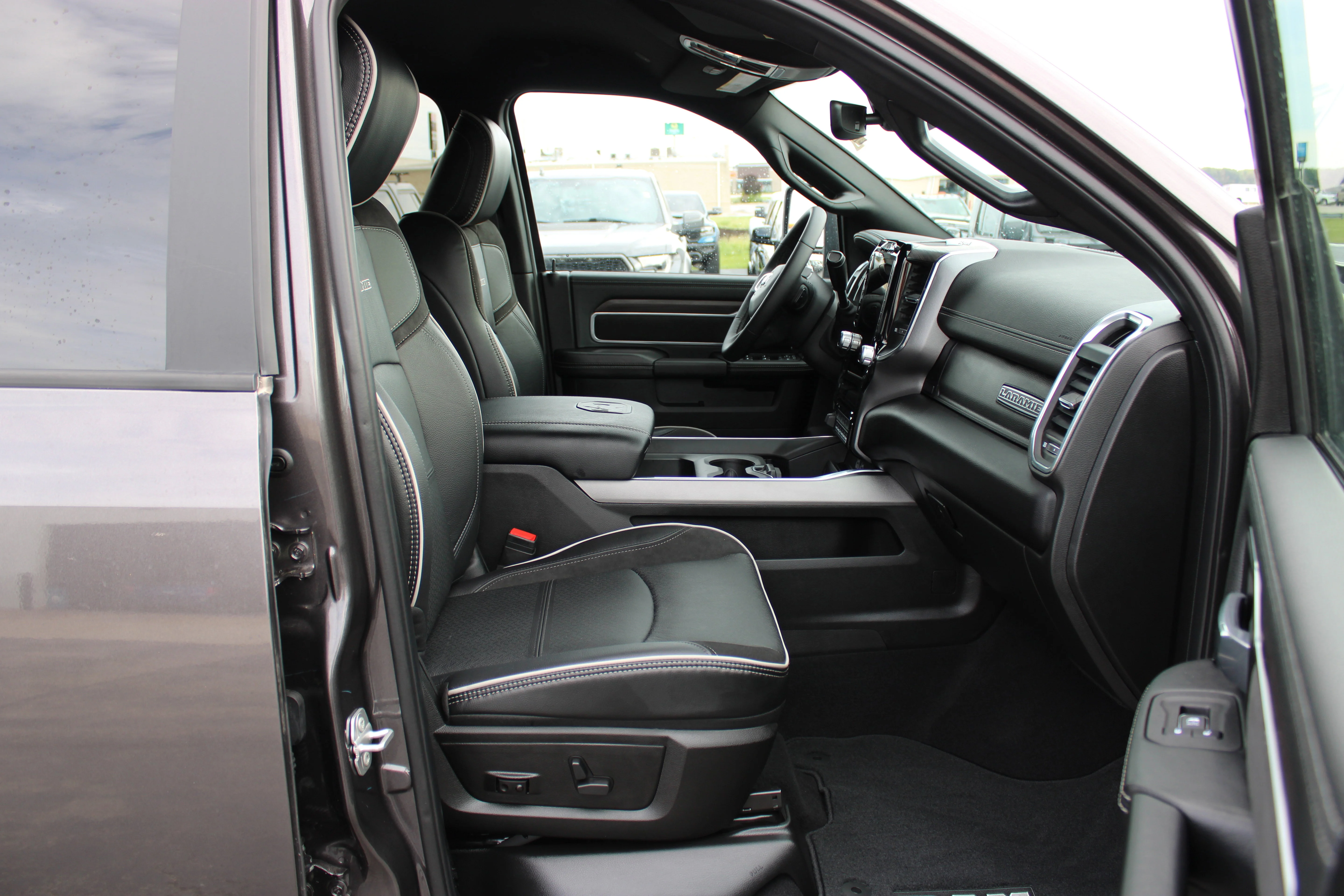 Used 2025 Granite Crystal Metallic Clearcoat Ram Laramie image 15