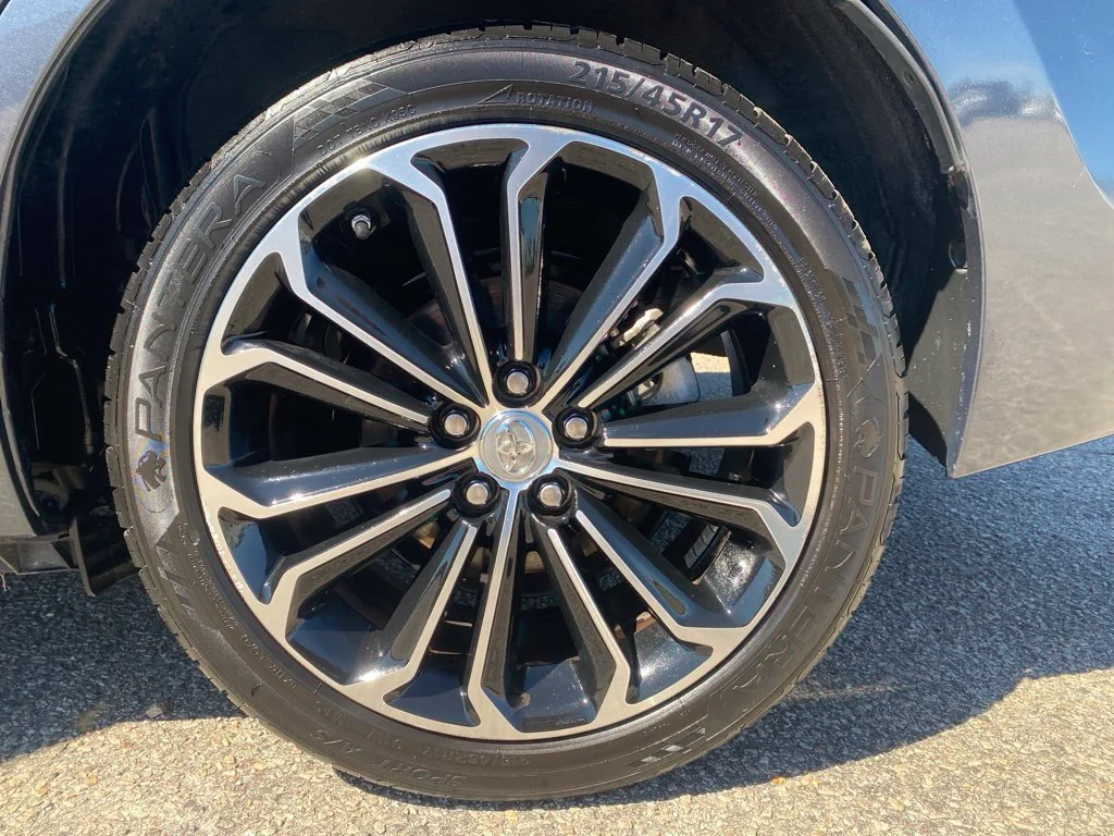 Used 2015  Toyota L image 26