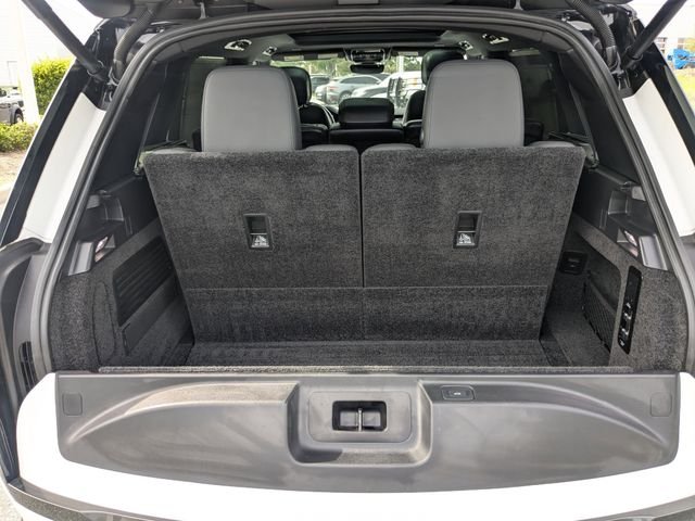 Used 2024 White Land Rover SE image 12
