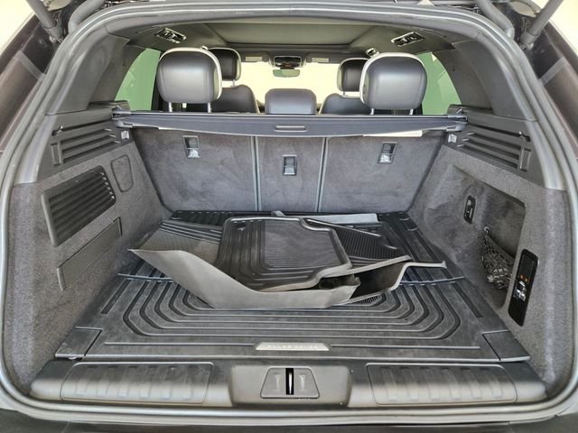 Used 2023 Gray Land Rover SE Dynamic image 14