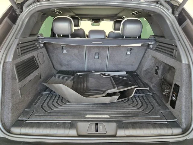 Used 2023 Gray Land Rover SE Dynamic image 14