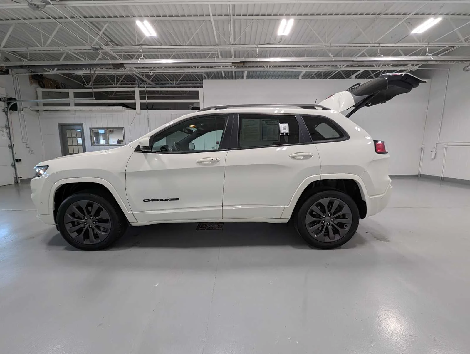Used 2019 Pearl White Pearlcoat Jeep High Altitude image 12