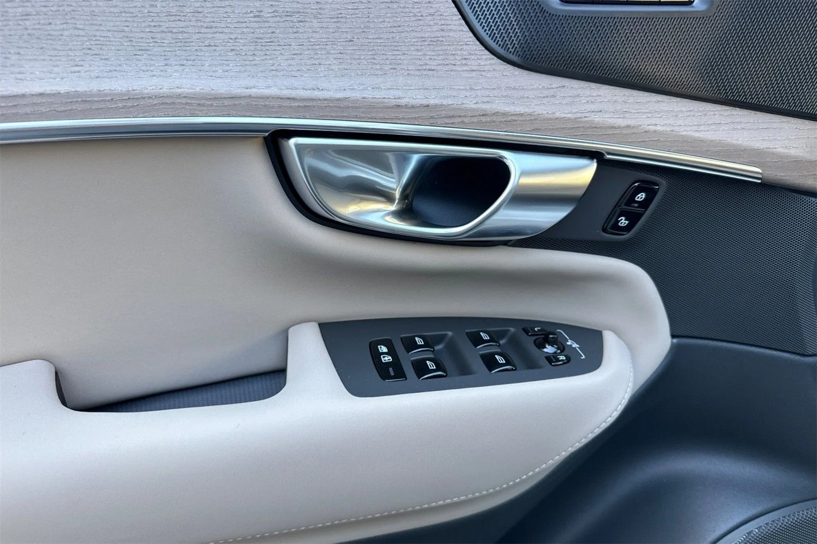 2026 Volvo XC90 Plus - Photo 12