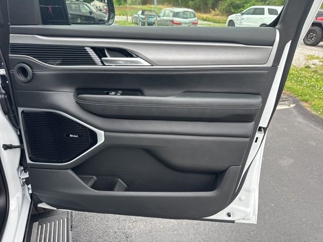 New 2026 Bright White Clear-Coat Exterior Paint Jeep Limited Reserve image 9