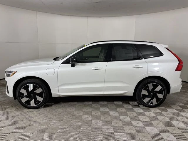 Certified Used 2025 Crystal White Volvo Plus image 10