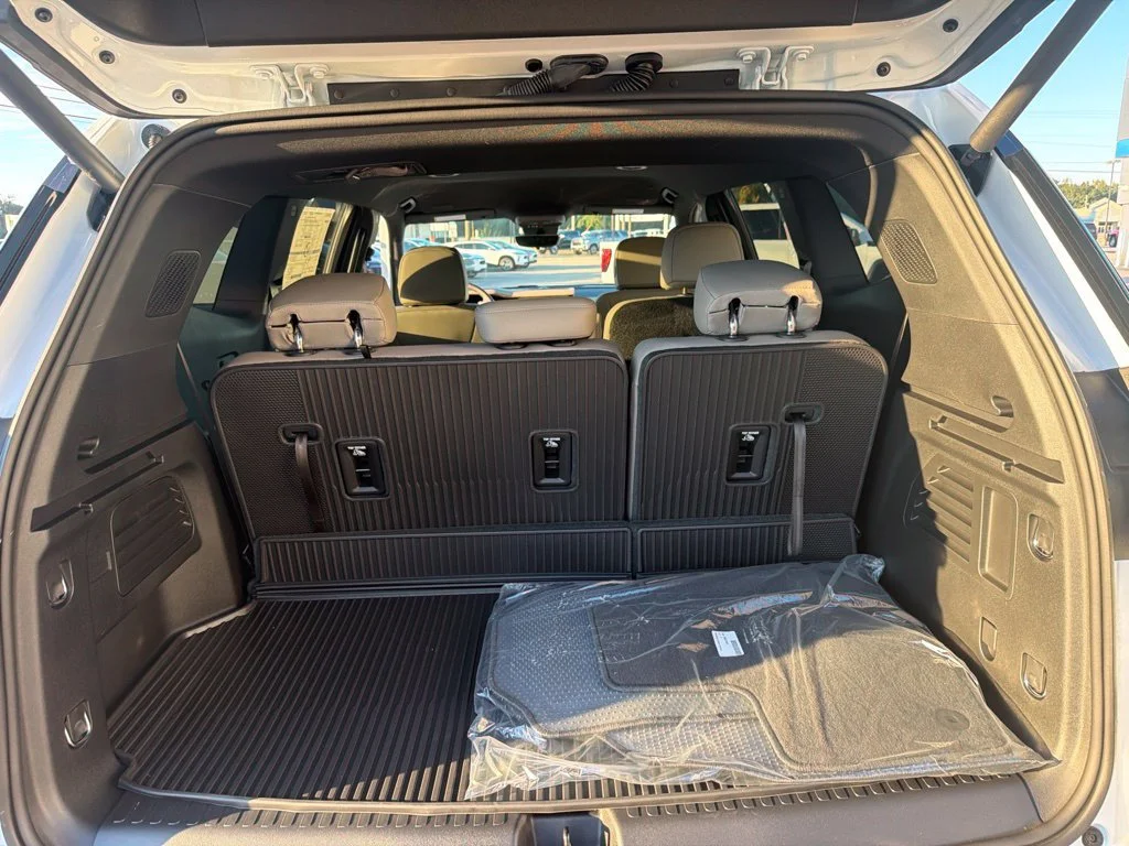 New 2027 Summit White GMC Elevation image 14