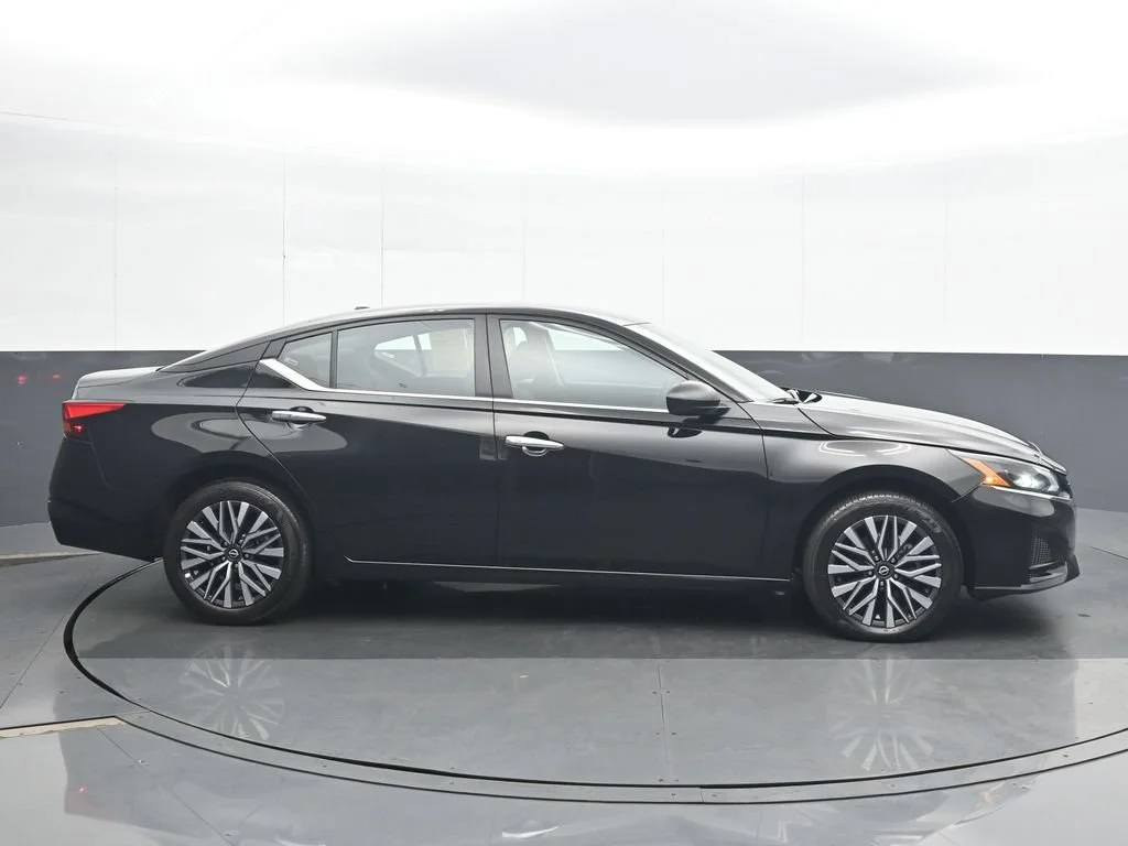 Used 2025 Black Nissan 2.5 SV image 7