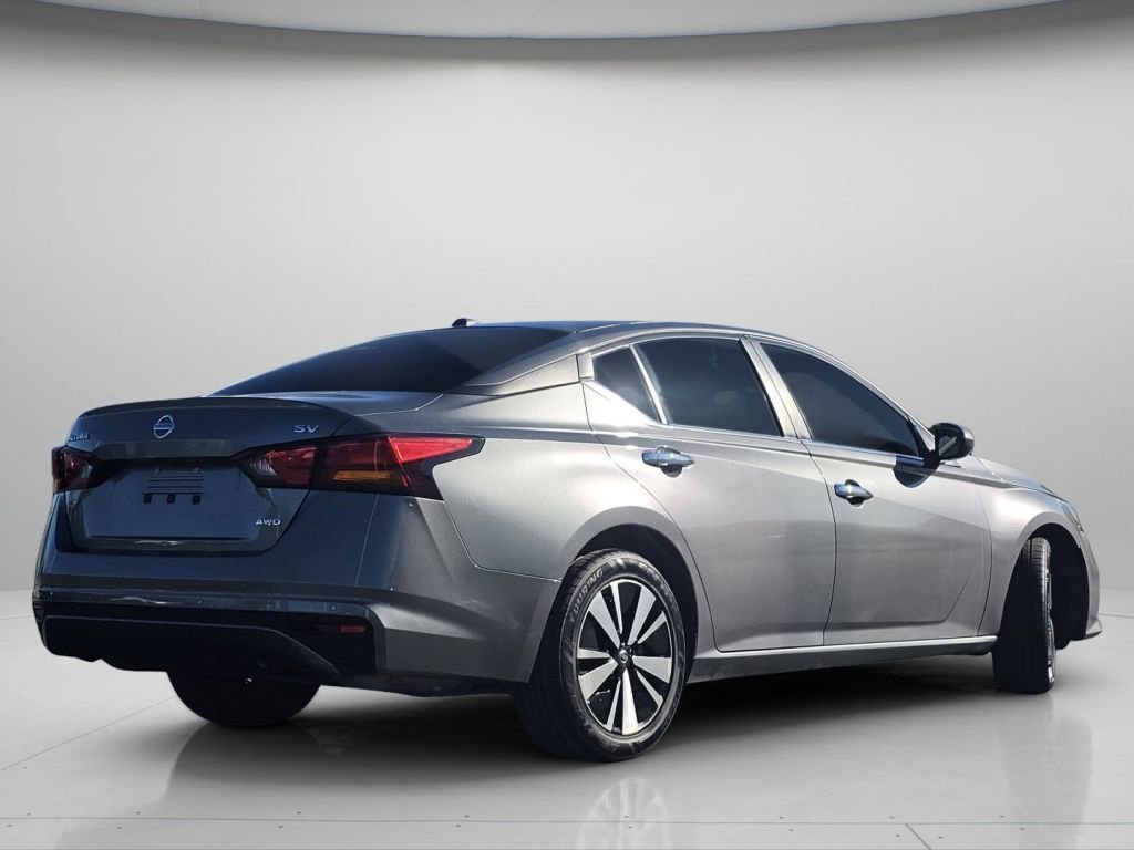 Used 2022 Gun Metallic Nissan 2.5 SV image 23