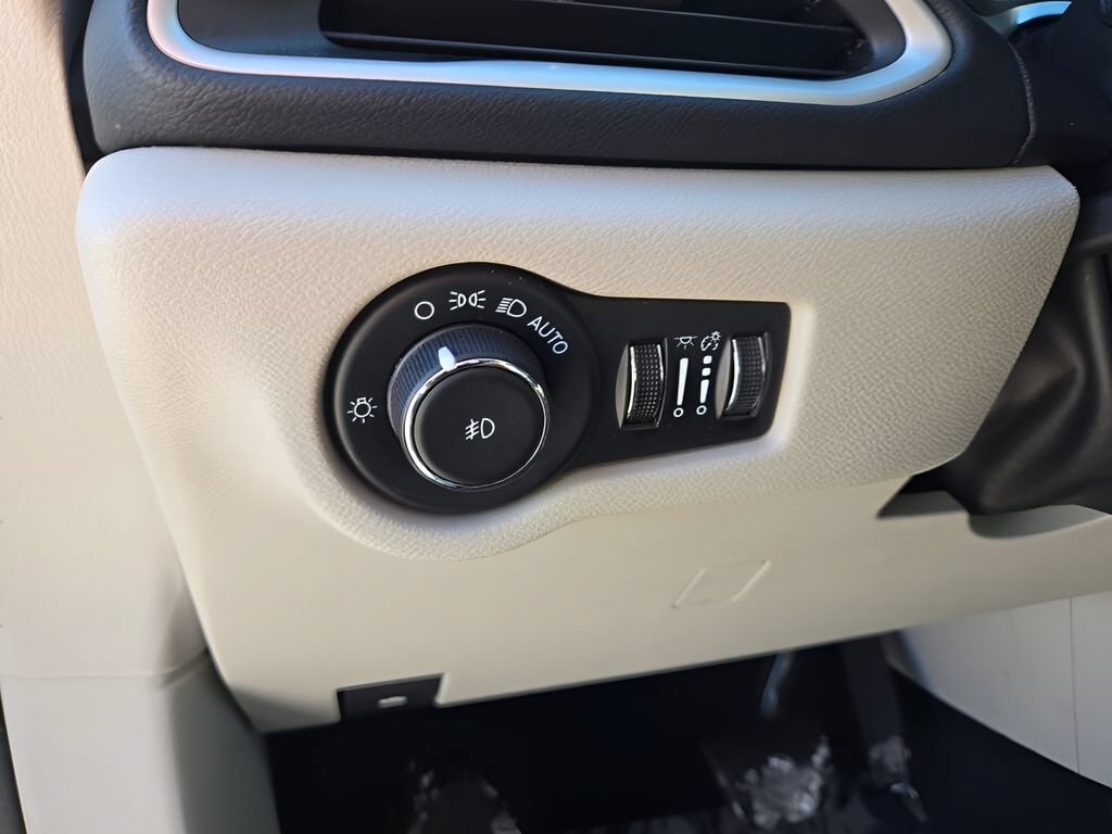 Used 2023 White Chrysler Touring L image 22