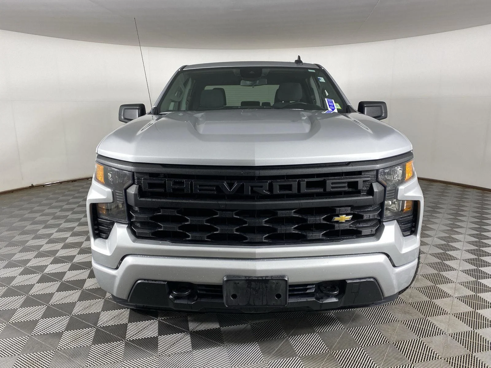 Used 2022 Silver Ice Metallic Chevrolet Custom image 2