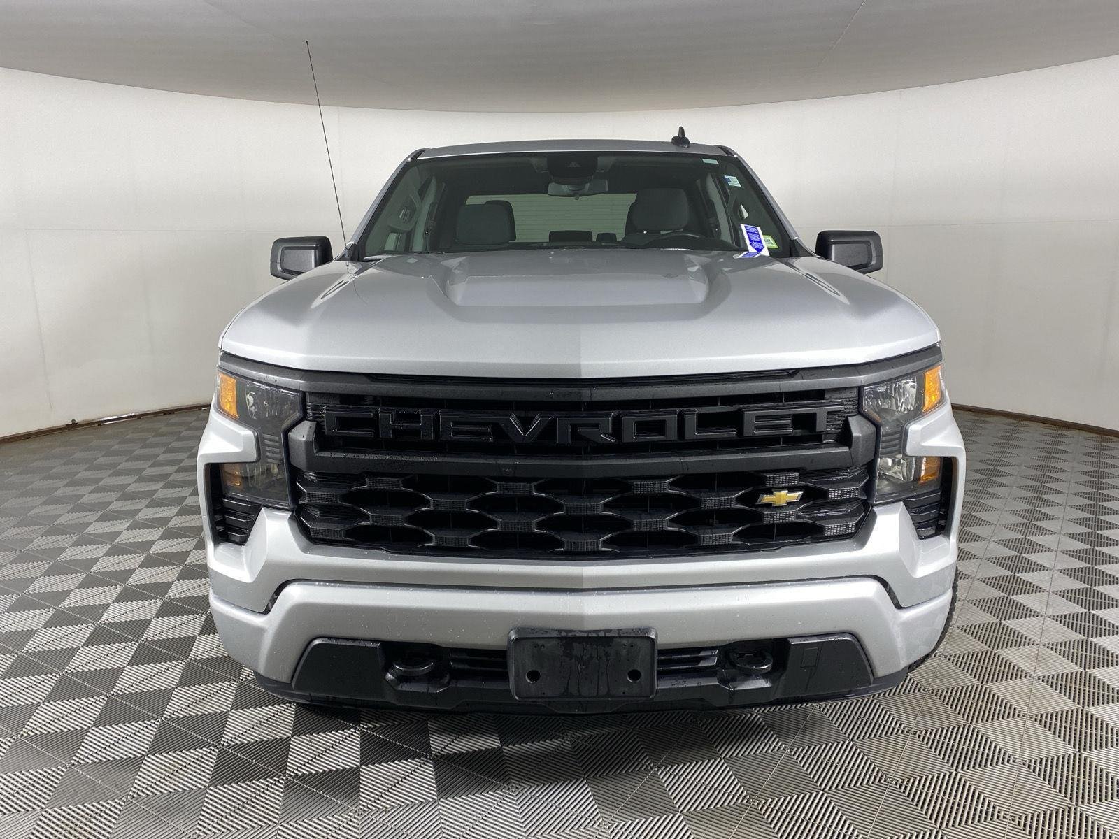 Used 2022 Silver Ice Metallic Chevrolet Custom image 2
