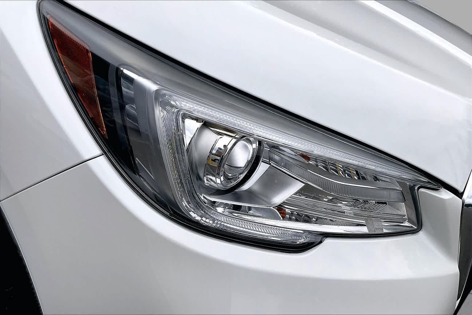 Used 2019 Crystal White Pearl Subaru Touring image 28