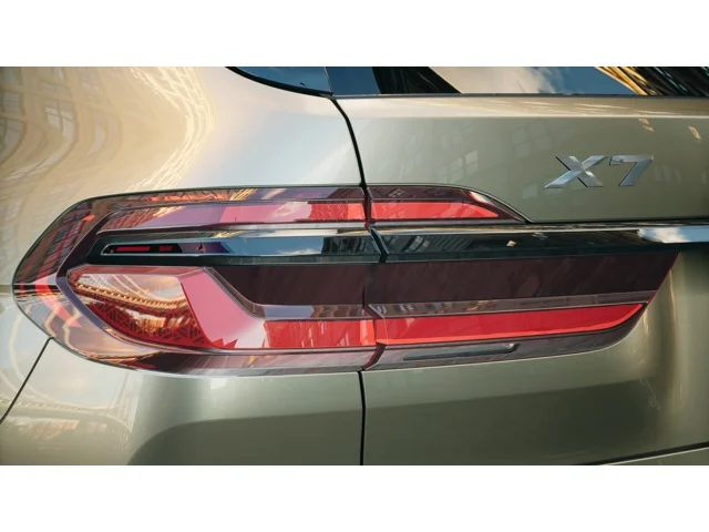 New 2027 Manhattan Green Metallic BMW X7 40i image 8