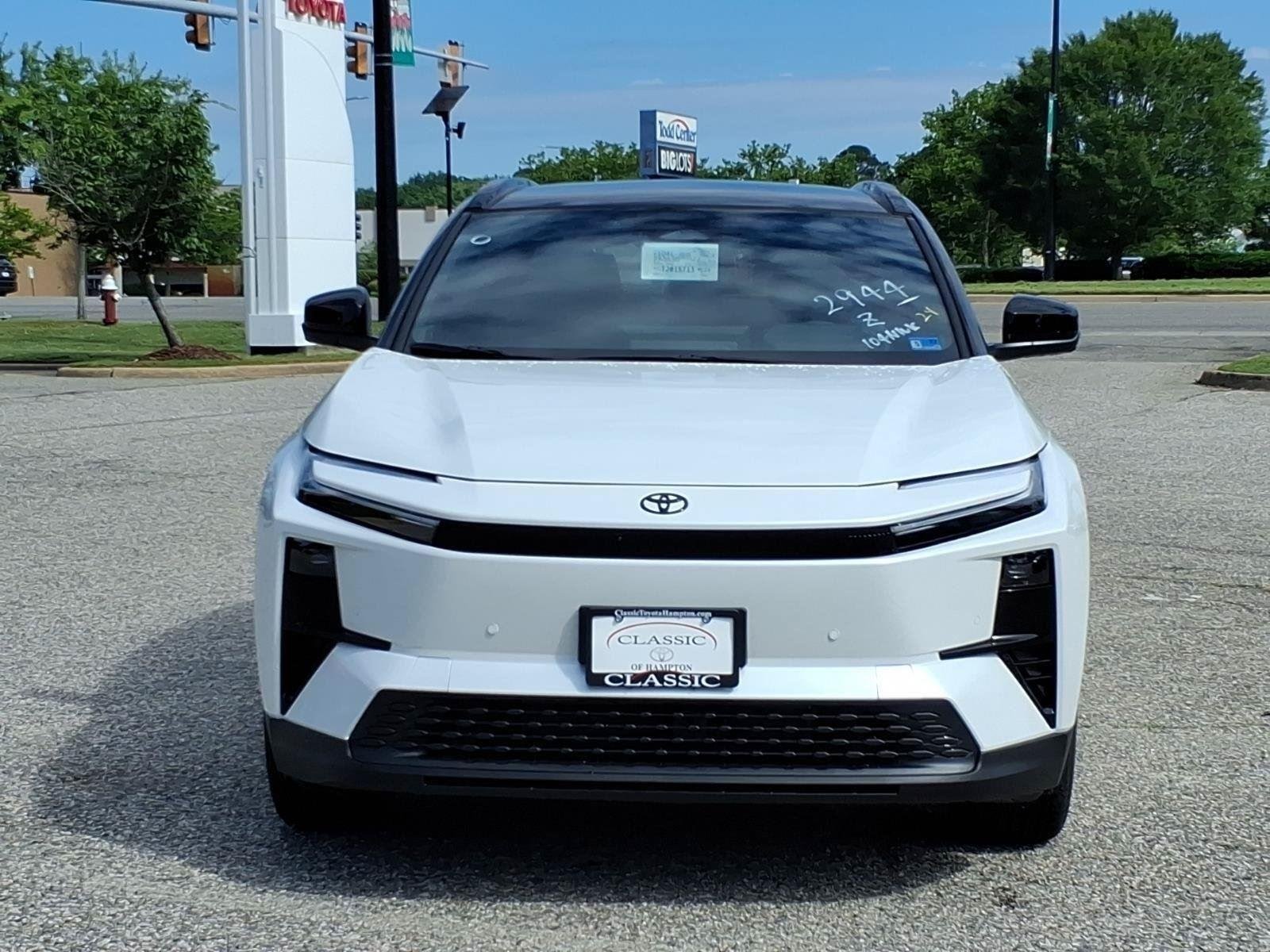 New 2026 Wind Chill Pearl with Midnight Black Metallic roof Toyota XSE image 2