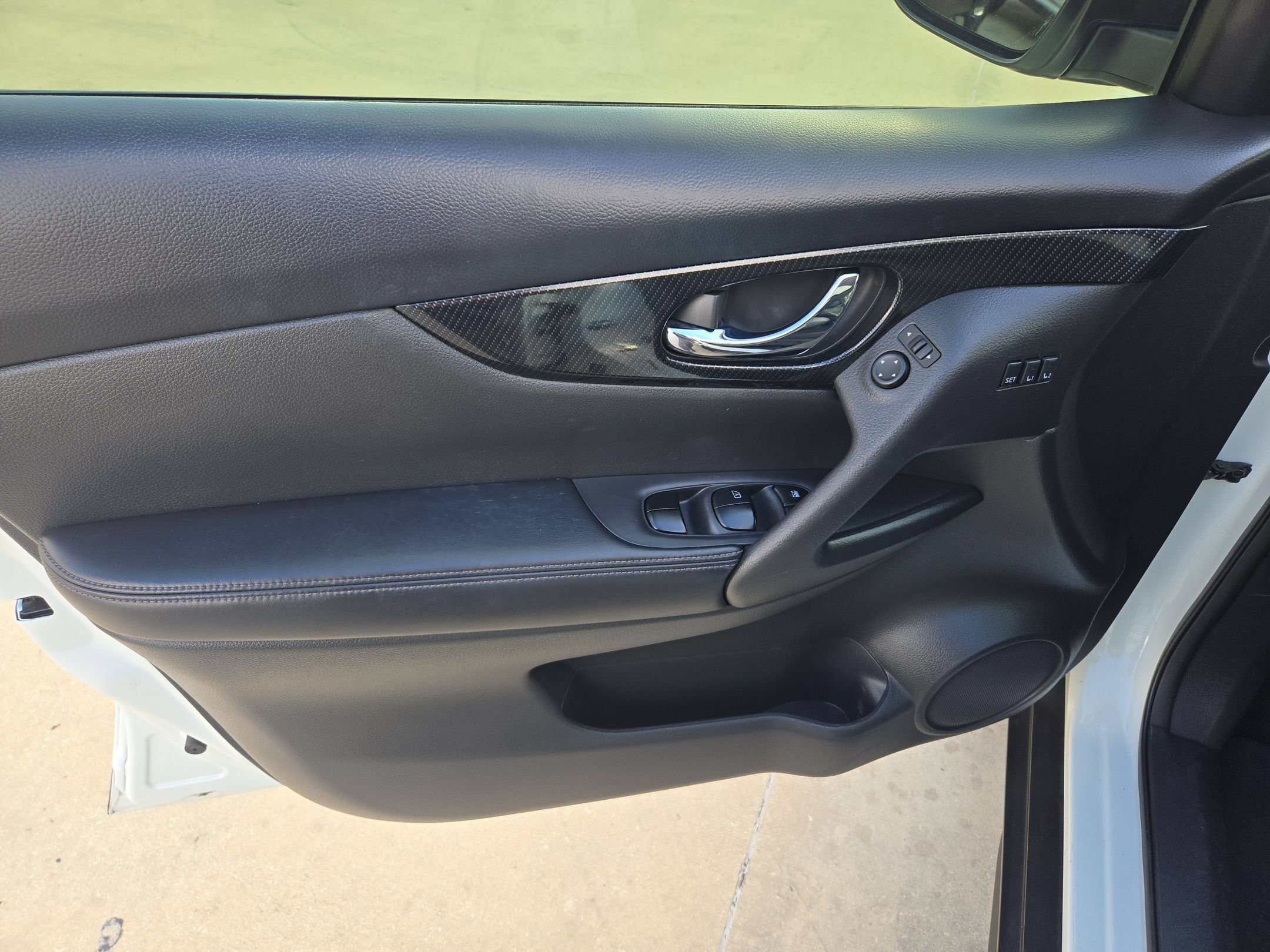 Used 2018 Pearl White Nissan SL image 12