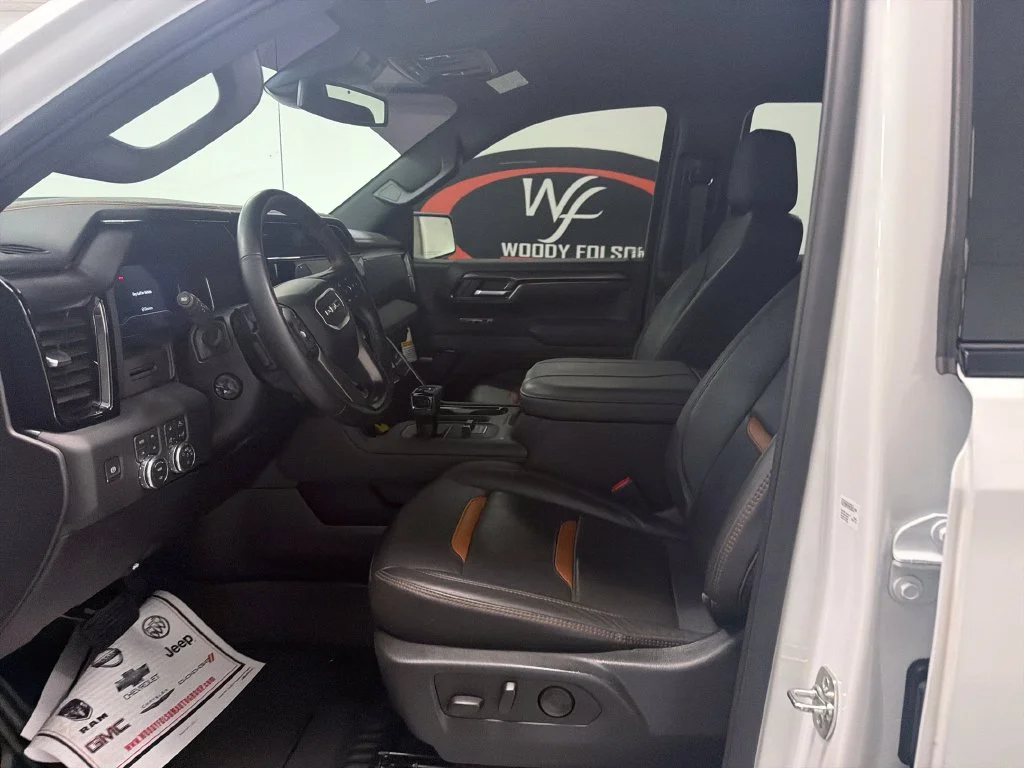 Used 2025 White GMC AT4 image 9