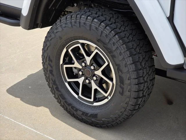 New 2026 Bright White Clear-Coat Exterior Paint Jeep Rubicon image 5